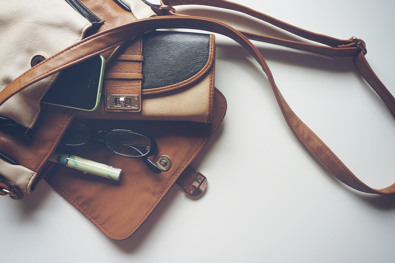 Jak wybrać torebkę lub skórzany portfel?
