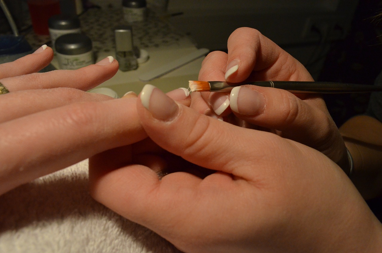 Dlaczego dziewczyny malują paznokcie?