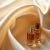 Perfumy na jedwab – kiedy aplikować zapach na delikatną tkaninę, a kiedy lepiej unikać ryzyka uszkodzenia?